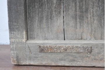 和製アンティーク　明治から大正期　総欅(ケヤキ)材　美しい木目と福を呼ぶ意匠金具が目を引く蔵戸1枚　(R-085612)