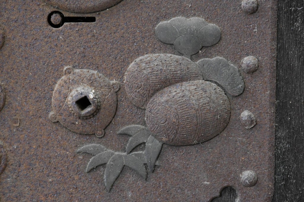 和製アンティーク　明治から大正期　総欅(ケヤキ)材　美しい木目と福を呼ぶ意匠金具が目を引く蔵戸1枚　(R-085612)