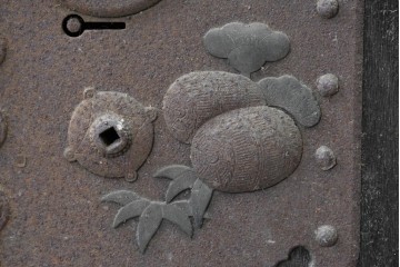 和製アンティーク　明治から大正期　総欅(ケヤキ)材　美しい木目と福を呼ぶ意匠金具が目を引く蔵戸1枚　(R-085612)