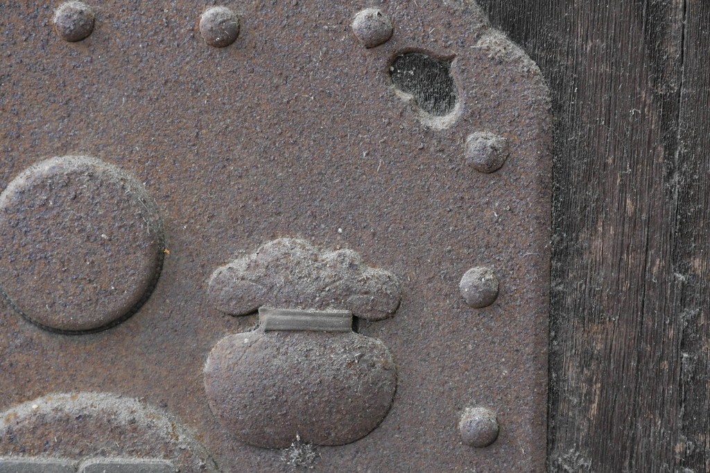 和製アンティーク　明治から大正期　総欅(ケヤキ)材　美しい木目と福を呼ぶ意匠金具が目を引く蔵戸1枚　(R-085612)