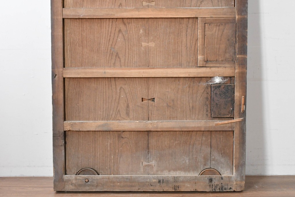 和製アンティーク　明治から大正期　総欅(ケヤキ)材　美しい木目と福を呼ぶ意匠金具が目を引く蔵戸1枚　(R-085612)
