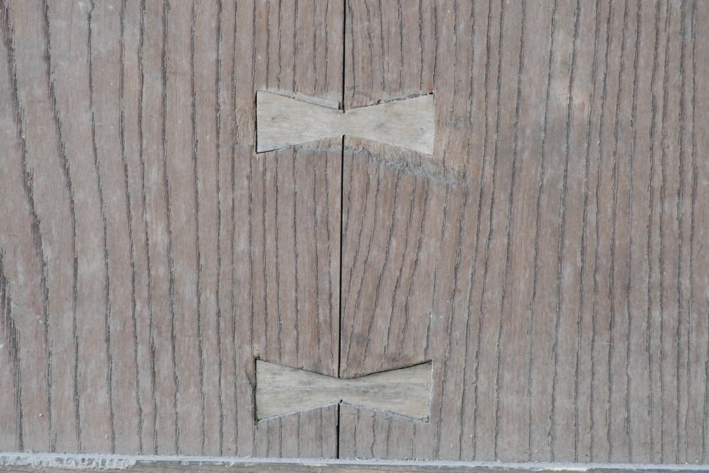 和製アンティーク　明治から大正期　総欅(ケヤキ)材　美しい木目と福を呼ぶ意匠金具が目を引く蔵戸1枚　(R-085612)