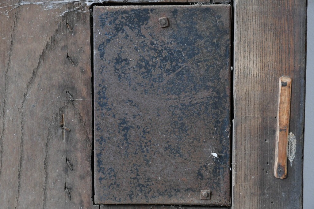 和製アンティーク　明治から大正期　総欅(ケヤキ)材　美しい木目と福を呼ぶ意匠金具が目を引く蔵戸1枚　(R-085612)