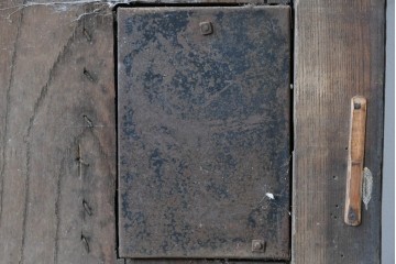 和製アンティーク　明治から大正期　総欅(ケヤキ)材　美しい木目と福を呼ぶ意匠金具が目を引く蔵戸1枚　(R-085612)