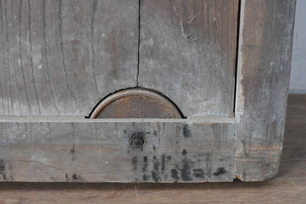 和製アンティーク　明治から大正期　総欅(ケヤキ)材　美しい木目と福を呼ぶ意匠金具が目を引く蔵戸1枚　(R-085612)