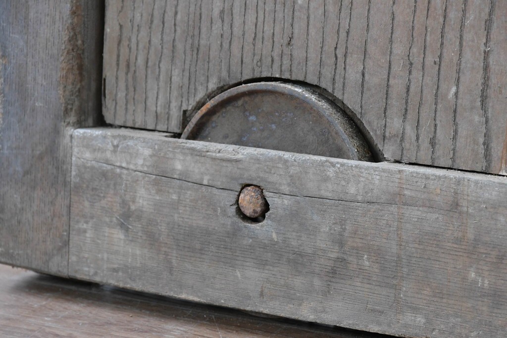 和製アンティーク　明治から大正期　総欅(ケヤキ)材　美しい木目と福を呼ぶ意匠金具が目を引く蔵戸1枚　(R-085612)