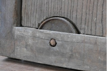 和製アンティーク　明治から大正期　総欅(ケヤキ)材　美しい木目と福を呼ぶ意匠金具が目を引く蔵戸1枚　(R-085612)