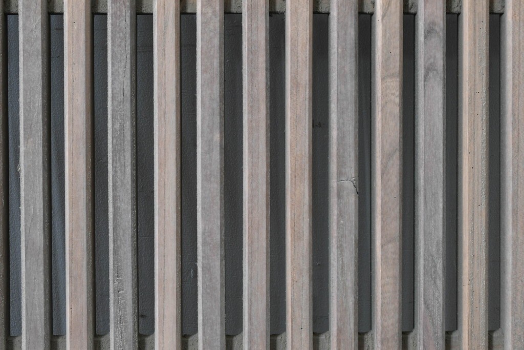 和製アンティーク　明治から大正期　重厚　極太框が存在感を放つ格子蔵戸1枚　(R-085614)