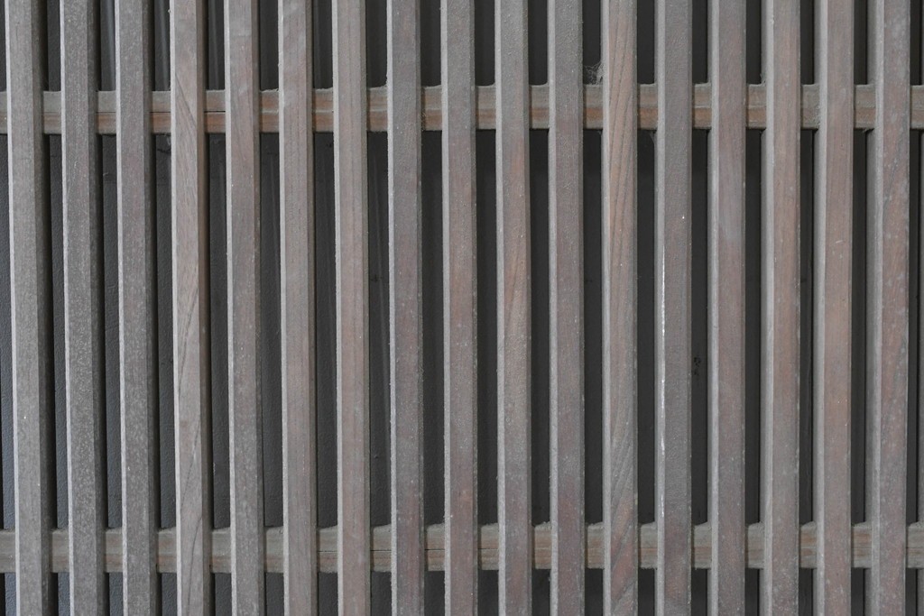 和製アンティーク　明治から大正期　重厚　極太框が存在感を放つ格子蔵戸1枚　(R-085615)