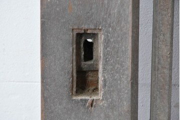 和製アンティーク　明治から大正期　重厚　極太框が存在感を放つ格子蔵戸1枚　(R-085615)