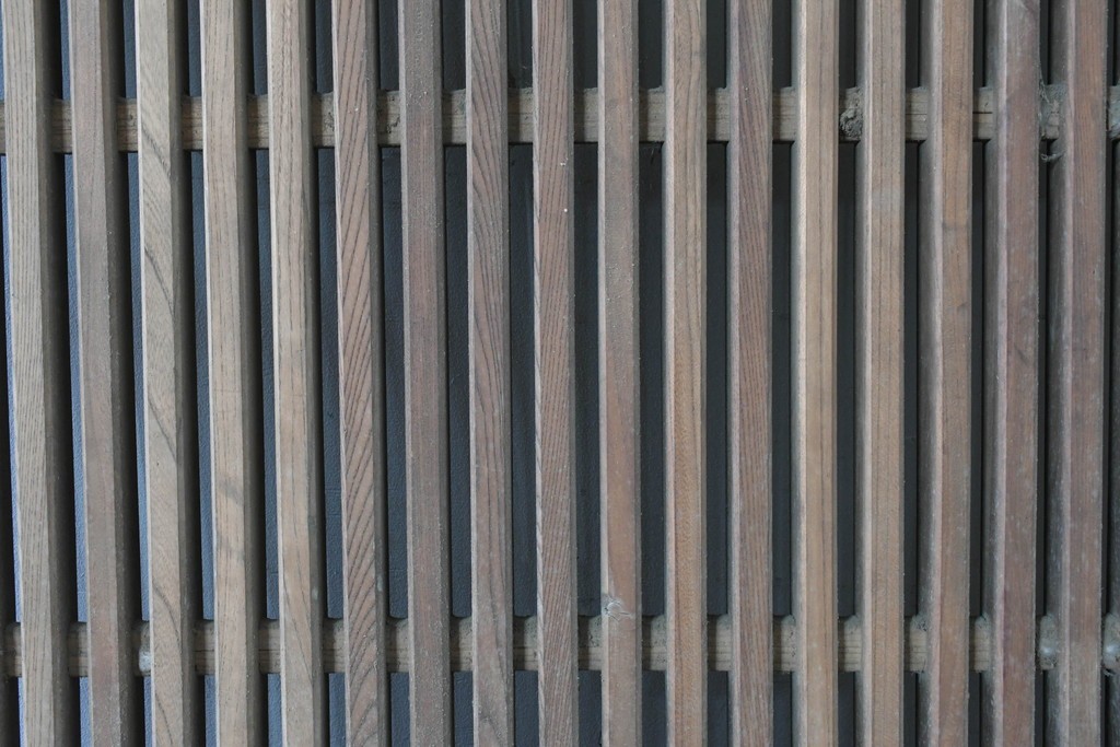 和製アンティーク　明治から大正期　重厚　極太框が存在感を放つ格子蔵戸1枚　(R-085615)