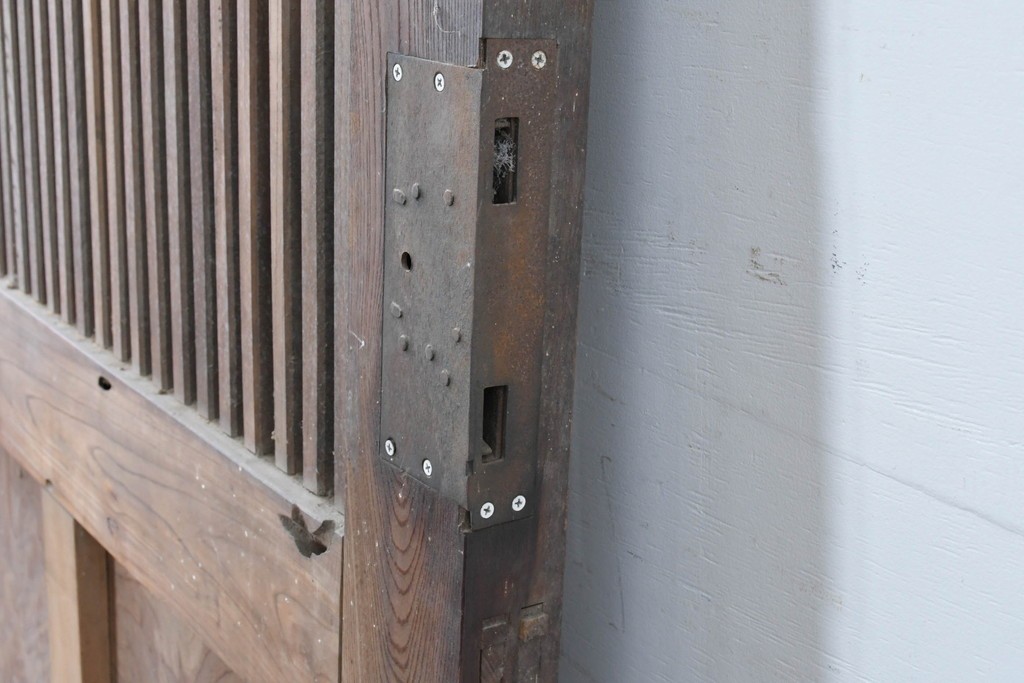 和製アンティーク　明治から大正期　重厚　極太框が存在感を放つ格子蔵戸1枚　(R-085615)