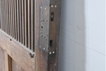 和製アンティーク　明治から大正期　重厚　極太框が存在感を放つ格子蔵戸1枚　(R-085615)