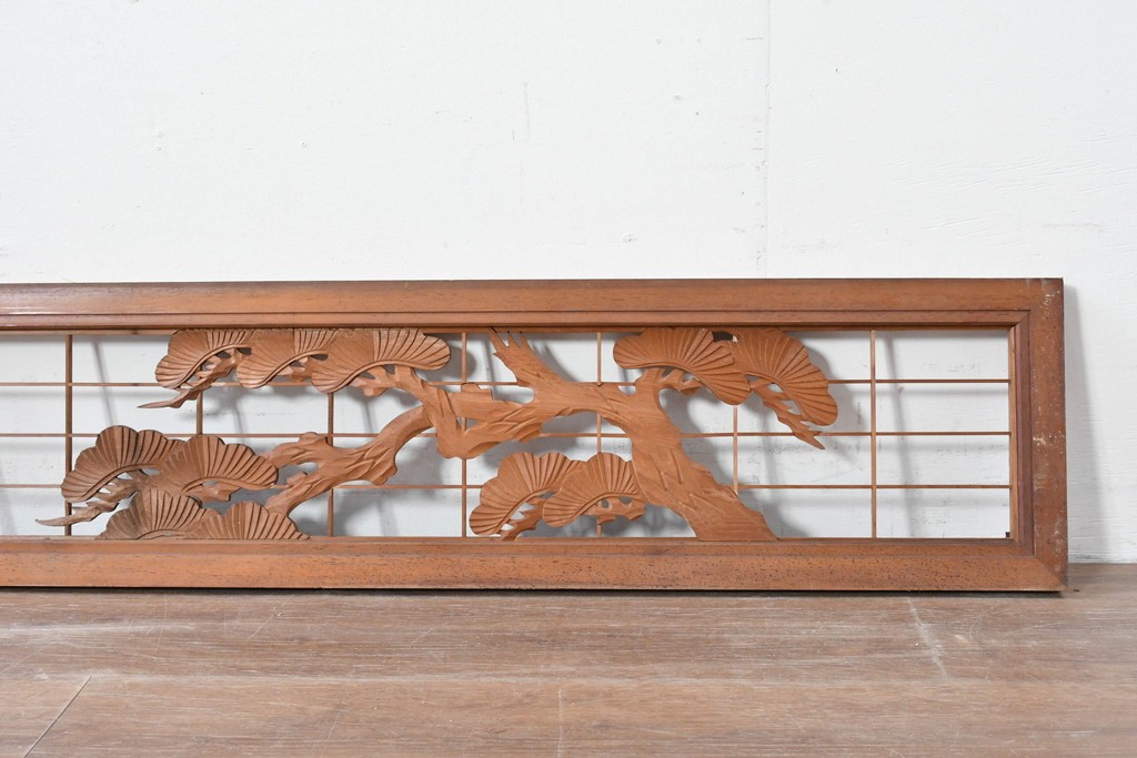 ヴィンテージ建具　昭和中期　松の彫刻が目を引く欄間1枚　(R-085616)