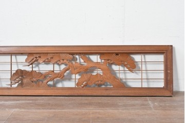 ヴィンテージ建具　昭和中期　松の彫刻が目を引く欄間1枚　(R-085616)