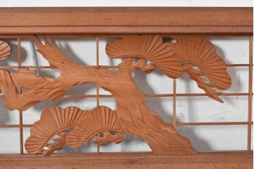 ヴィンテージ建具　昭和中期　松の彫刻が目を引く欄間1枚　(R-085616)