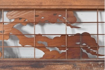 ヴィンテージ建具　昭和中期　松の彫刻が目を引く欄間1枚　(R-085616)