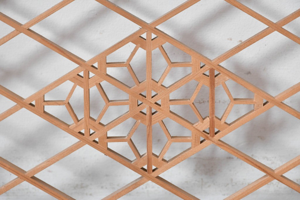 ヴィンテージ建具　昭和後期　緻密な組子文様と流れるような菱格子が品良く引き立つ欄間1枚　(R-085617)