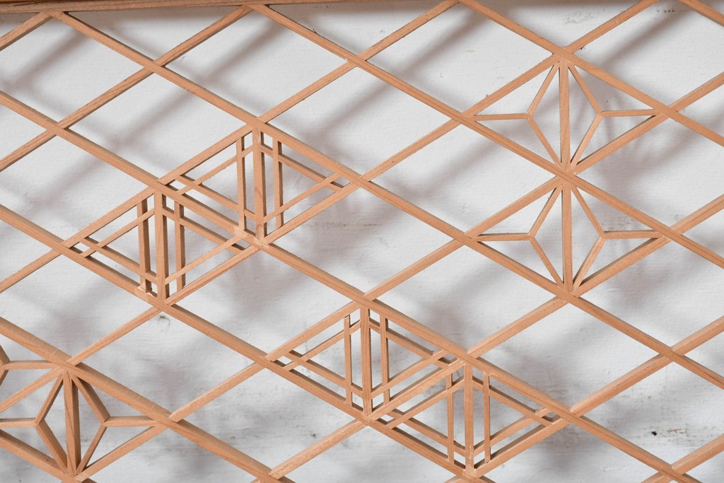 ヴィンテージ建具　昭和後期　緻密な組子文様と流れるような菱格子が品良く引き立つ欄間1枚　(R-085617)