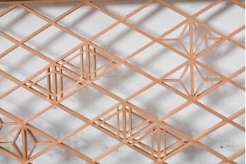ヴィンテージ建具　昭和後期　緻密な組子文様と流れるような菱格子が品良く引き立つ欄間1枚　(R-085617)