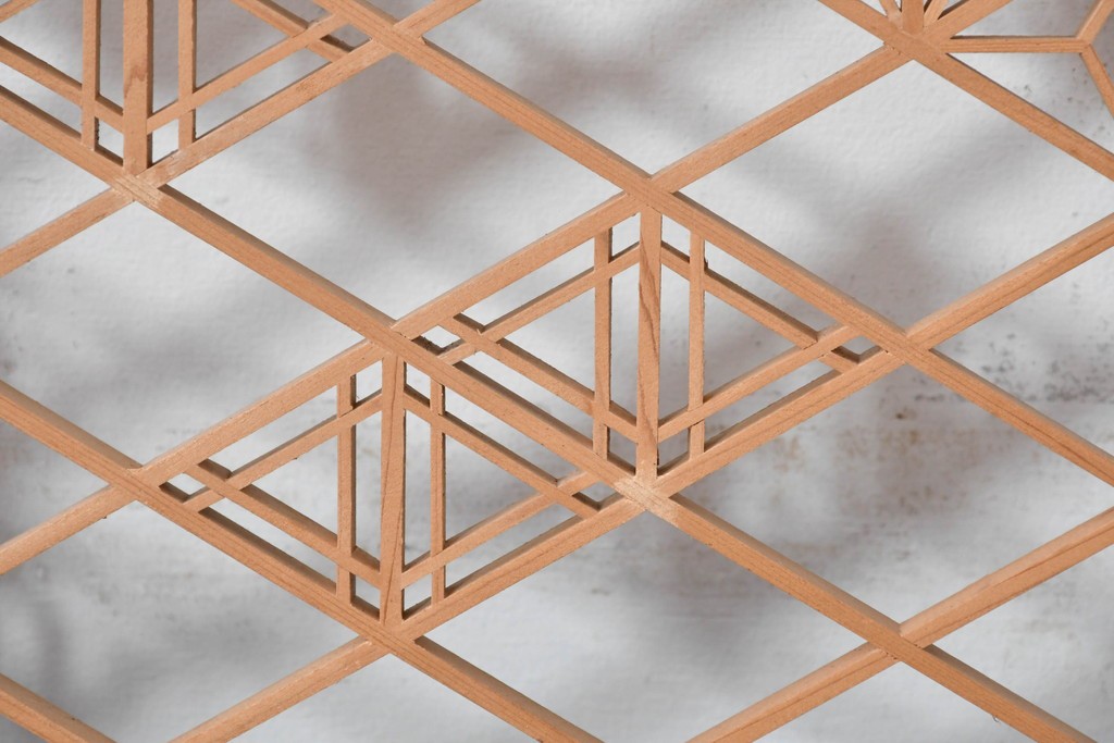 ヴィンテージ建具　昭和後期　緻密な組子文様と流れるような菱格子が品良く引き立つ欄間1枚　(R-085617)