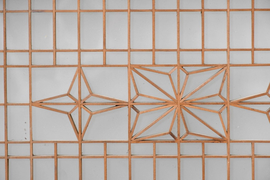 ヴィンテージ建具　昭和中期　片面ガラス　繊細な細格子と連続する組子文様が美しく整う欄間1枚　(R-085618)