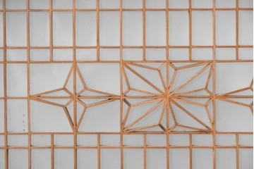 ヴィンテージ建具　昭和中期　片面ガラス　繊細な細格子と連続する組子文様が美しく整う欄間1枚　(R-085618)