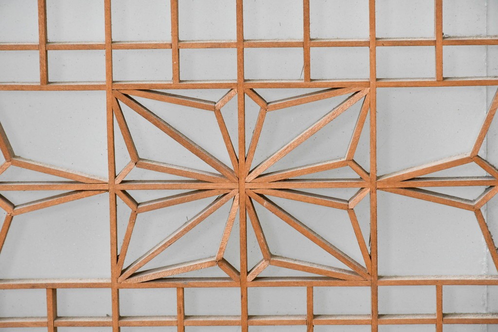 ヴィンテージ建具　昭和中期　片面ガラス　繊細な細格子と連続する組子文様が美しく整う欄間1枚　(R-085618)