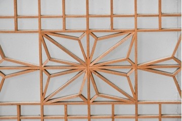 ヴィンテージ建具　昭和中期　片面ガラス　繊細な細格子と連続する組子文様が美しく整う欄間1枚　(R-085618)