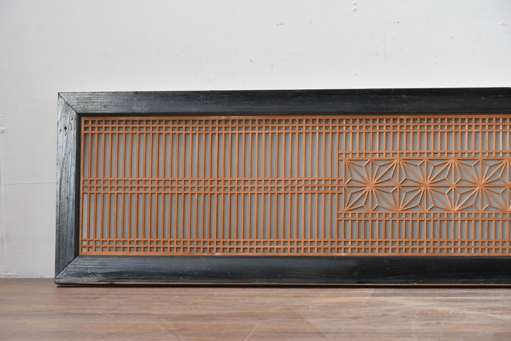 ヴィンテージ建具　昭和中期　片面ガラス　黒塗り枠が全体を引き締める組子入り筬欄間1枚　(R-085621)