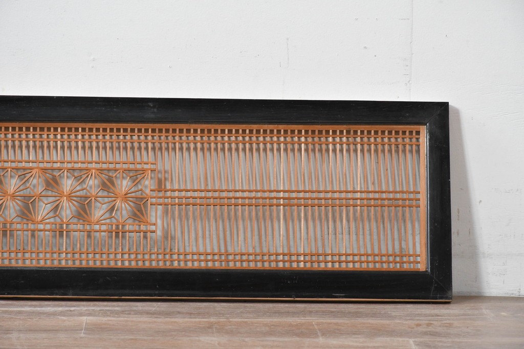 ヴィンテージ建具　昭和中期　片面ガラス　黒塗り枠が全体を引き締める組子入り筬欄間1枚　(R-085621)