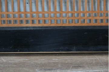 ヴィンテージ建具　昭和中期　片面ガラス　黒塗り枠が全体を引き締める組子入り筬欄間1枚　(R-085621)