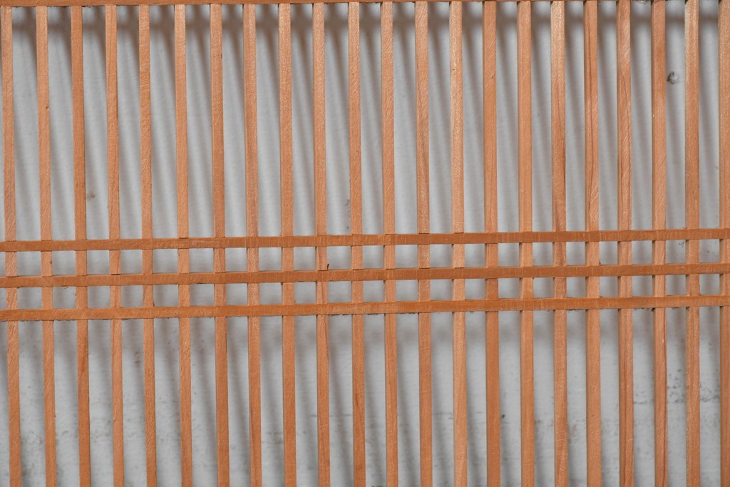 ヴィンテージ建具　昭和中期　片面ガラス　黒塗り枠が全体を引き締める組子入り筬欄間1枚　(R-085621)