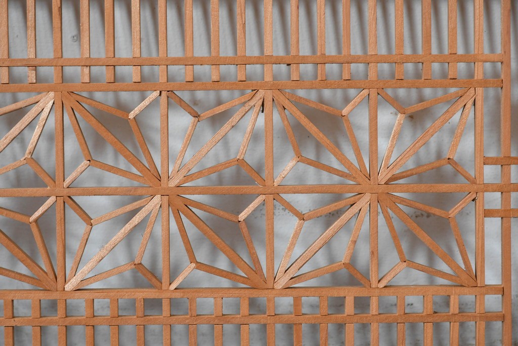 ヴィンテージ建具　昭和中期　片面ガラス　黒塗り枠が全体を引き締める組子入り筬欄間1枚　(R-085621)