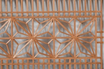 ヴィンテージ建具　昭和中期　片面ガラス　黒塗り枠が全体を引き締める組子入り筬欄間1枚　(R-085621)