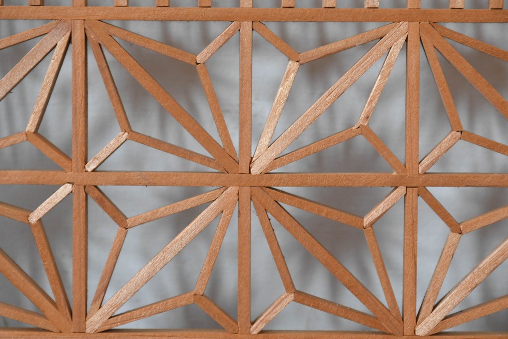 ヴィンテージ建具　昭和中期　片面ガラス　黒塗り枠が全体を引き締める組子入り筬欄間1枚　(R-085621)