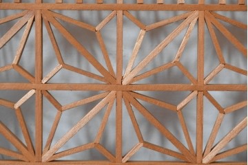 ヴィンテージ建具　昭和中期　片面ガラス　黒塗り枠が全体を引き締める組子入り筬欄間1枚　(R-085621)