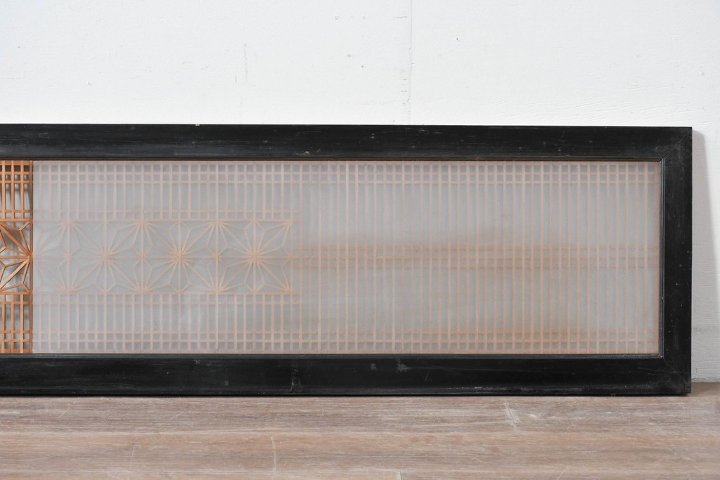 ヴィンテージ建具　昭和中期　片面ガラス　黒塗り枠が全体を引き締める組子入り筬欄間1枚　(R-085621)