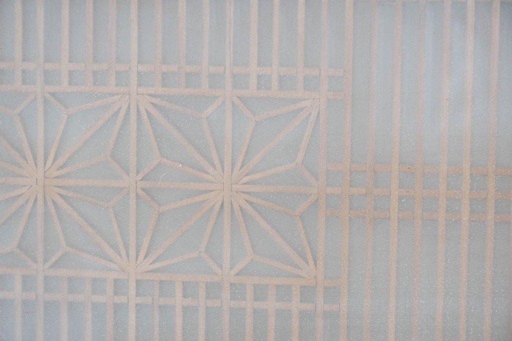 ヴィンテージ建具　昭和中期　片面ガラス　黒塗り枠が全体を引き締める組子入り筬欄間1枚　(R-085621)