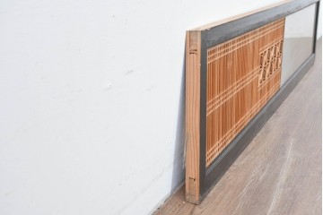 ヴィンテージ建具　昭和中期　片面ガラス　黒塗り枠が全体を引き締める組子入り筬欄間1枚　(R-085621)