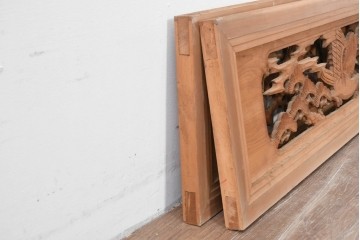 ヴィンテージ建具　昭和中期　松と飛ぶ鳥の彫刻が美しい欄間2枚セット　(R-085622)