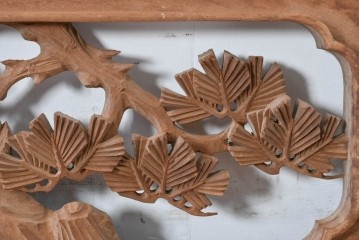 ヴィンテージ建具　昭和中期　井波彫刻　松に鶴の意匠が目を引く彫刻欄間2枚セット　(R-085624)