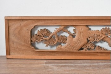 ヴィンテージ建具　昭和中期　井波彫刻　松に鶴の意匠が目を引く彫刻欄間2枚セット　(R-085624)