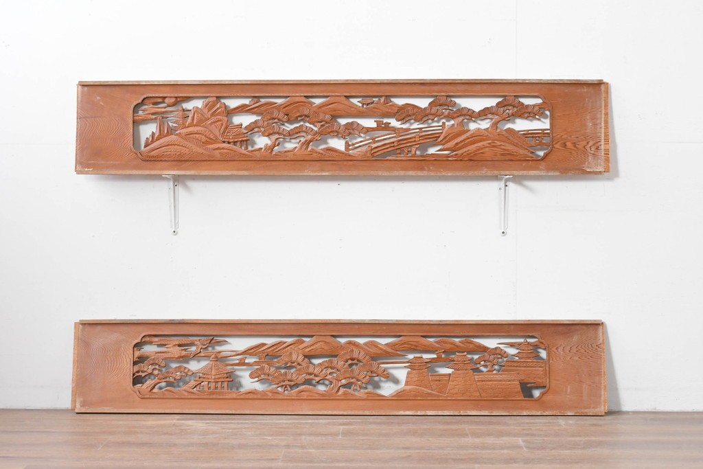 ヴィンテージ建具　昭和中期　山水風景の彫刻が目を引く欄間2枚セット　(R-085625)