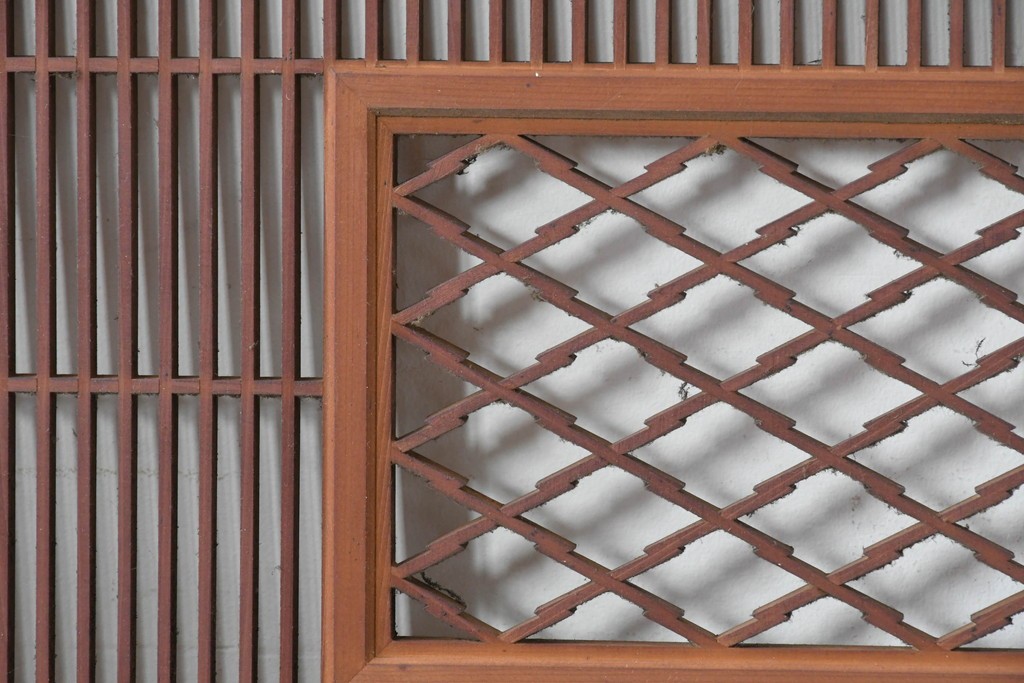 アンティーク建具　昭和初期　組子入り　繊細な格子と花模様の装飾が美しい欄間2枚セット　(R-085626)