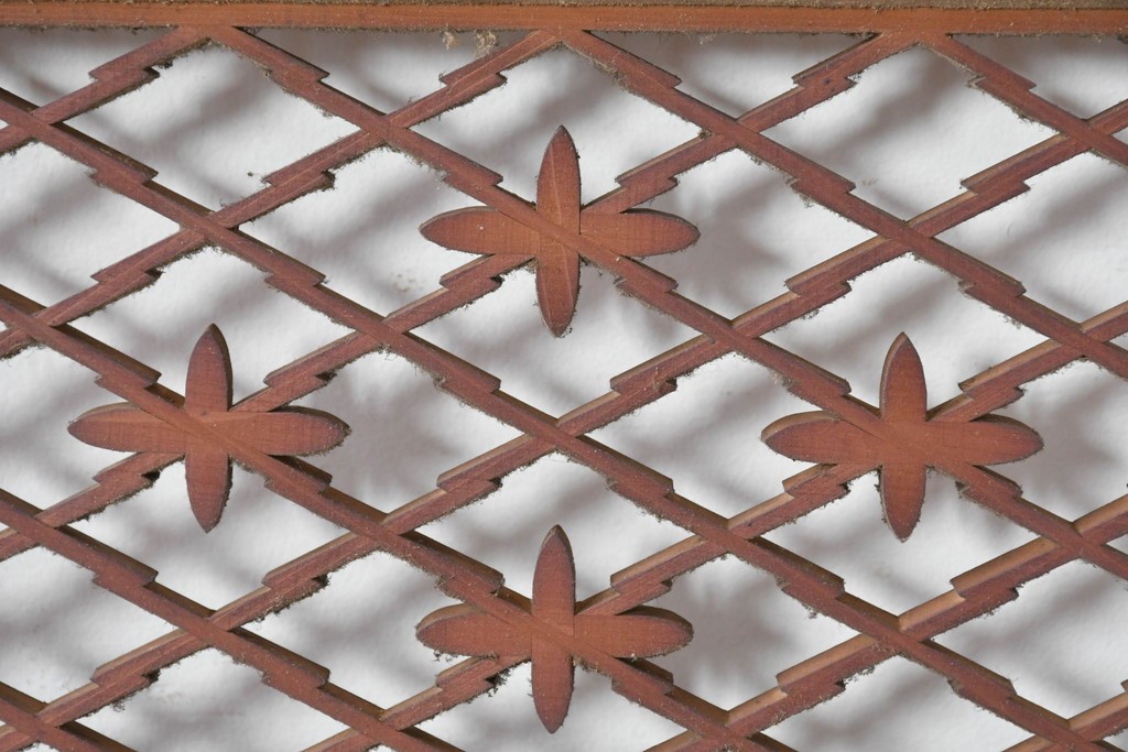 アンティーク建具　昭和初期　組子入り　繊細な格子と花模様の装飾が美しい欄間2枚セット　(R-085626)