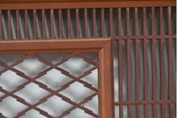 アンティーク建具　昭和初期　組子入り　繊細な格子と花模様の装飾が美しい欄間2枚セット　(R-085626)