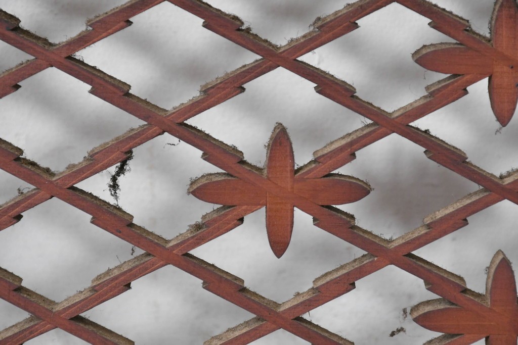 アンティーク建具　昭和初期　組子入り　繊細な格子と花模様の装飾が美しい欄間2枚セット　(R-085626)