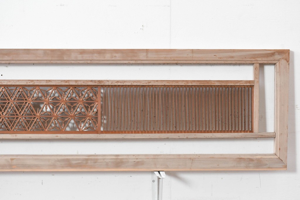 アンティーク建具　昭和初期　組子入り　幾何学模様の組子と繊細な格子が調和した欄間2枚セット　(R-085627)