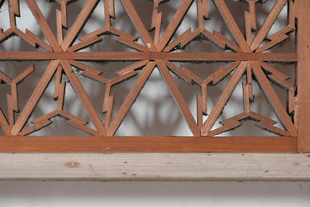 アンティーク建具　昭和初期　組子入り　幾何学模様の組子と繊細な格子が調和した欄間2枚セット　(R-085627)